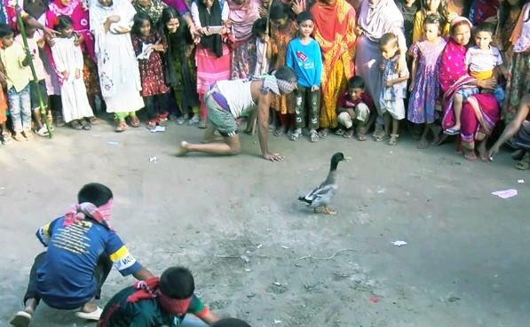 ঐতিহ্যবাহী গ্রামীণ খেলা দেখতে উৎসুক জনতার ভিড়